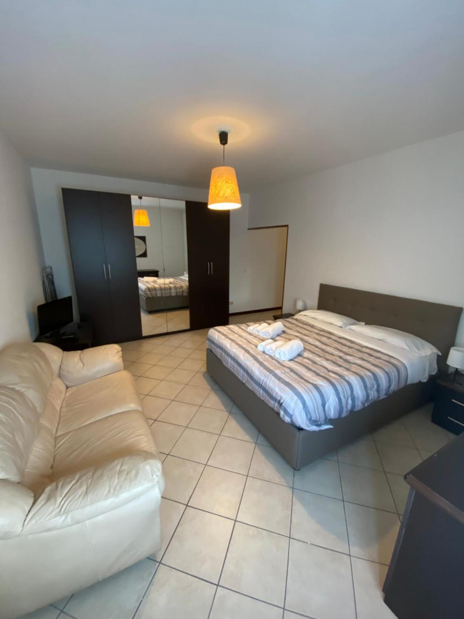 Cozy Lake Como Apartments วัลมาเดรรา ภายนอก รูปภาพ